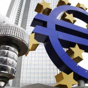 Политика ЕЦБ привела к оттоку капитала и падению евро