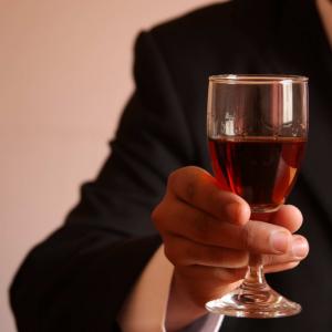 Причиной смерти алкоголиков чаще становятся психологические проблемы