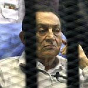 Хосни Мубарак приговорен к трем годам тюрьмы, а его сыновья получили по четыре года