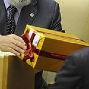 Путин обязал чиновников сдавать подарки, но разрешил выкупать их обратно
