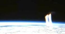МКС зафиксировала светящееся НЛО около Земли (Видео)