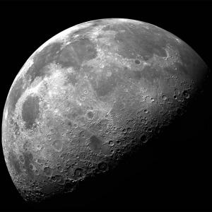 Особенности лунной орбиты связаны с притяжением другой планеты