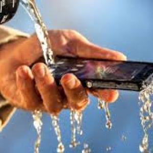 Новый японский смартфон можно помыть с мылом (ВИДЕО)