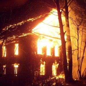 В Дружноселье мужчина поджог дом, чтобы скрыть убийство — погибли 8 человек