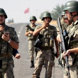 Три солдата ранены при обстреле Турции с территории Сирии