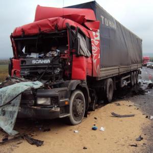 В Дагестане грузовик с отказавшими тормозами протаранил пять автомобилей, есть погибшие