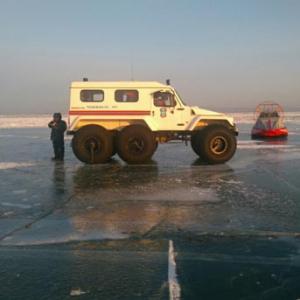 На Байкале провалился под лед автомобиль, три пассажира погибли