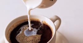 Спросите ученого: добавление молока в кофе полезно или нет?