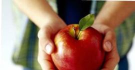 Польза яблок для организма неоценима.
