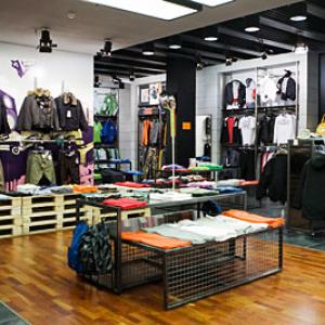 Магазин одежды. Фон для магазина одежды. Магазин одежда k. Интерьер магазина верхней одежды. Магазин одежды.