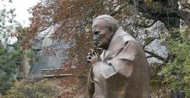 Полуторатонный Иоанн Павел II работы Церетели украсил центр Парижа