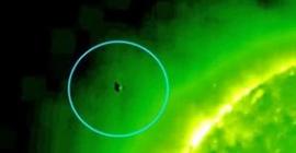 Уфологи увидели на фотографиях NASA, как огромный НЛО «заряжается» от Солнца