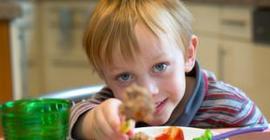 Ученые назвали самую вредную для детей еду