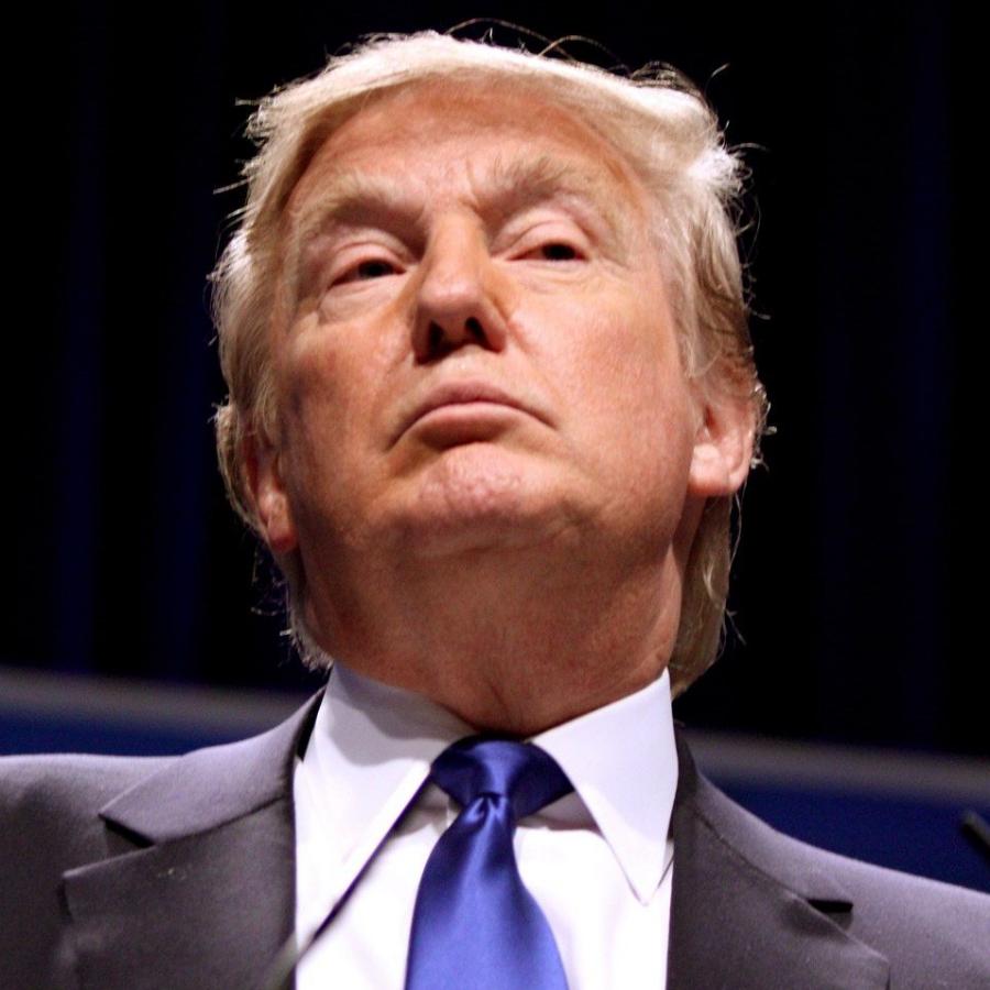 Трамп нажал кнопку. Красная кнопка президента. Жесты дональда трампа. Жесты политиков. Трамп нажал кнопку.