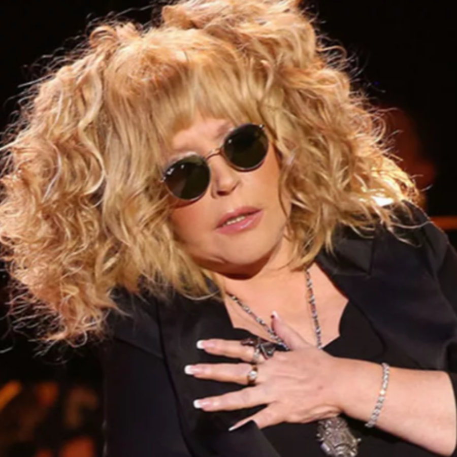 Пугачева 2002. Пугачева попросила минnxxnюст. Пугачева говорят что живу. Пугачева. Пугачева попросила минnxxnюст.