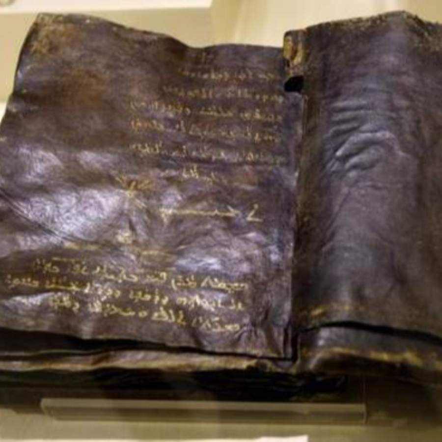 Книга 1500 года. Древняя Библия Турция. Самая древняя Библия. Библия найденная в Турции. Найденная Библия найденная в Турции.