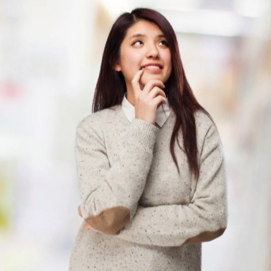 Girl thinking. О женщина. Женщина мечтает. Женщина задумалась фотосток. Рассеянная женщина.