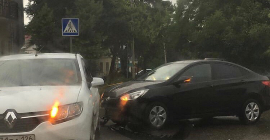 На улице Октябрьской в Кисловодске столкнулись два автомобиля