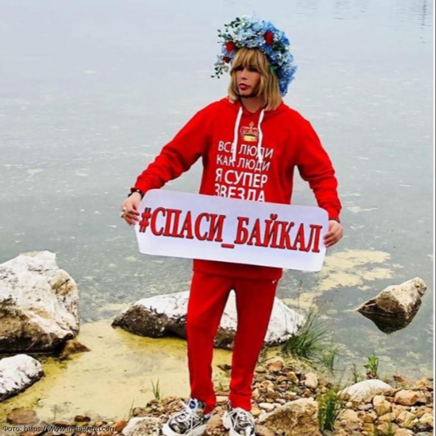 Сергей Зверев с цветами в волосах устроил одиночный пикет на Байкале