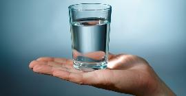 Употребление воды во время приема пищи благоприятно воздействует на организм