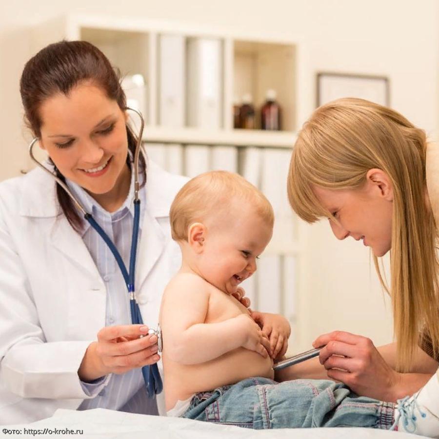 медсестра и ребенок. медсестра с родителями ребенка. мама с ребенком у врача. беседа врача с ребенком. дети педиатрия.
