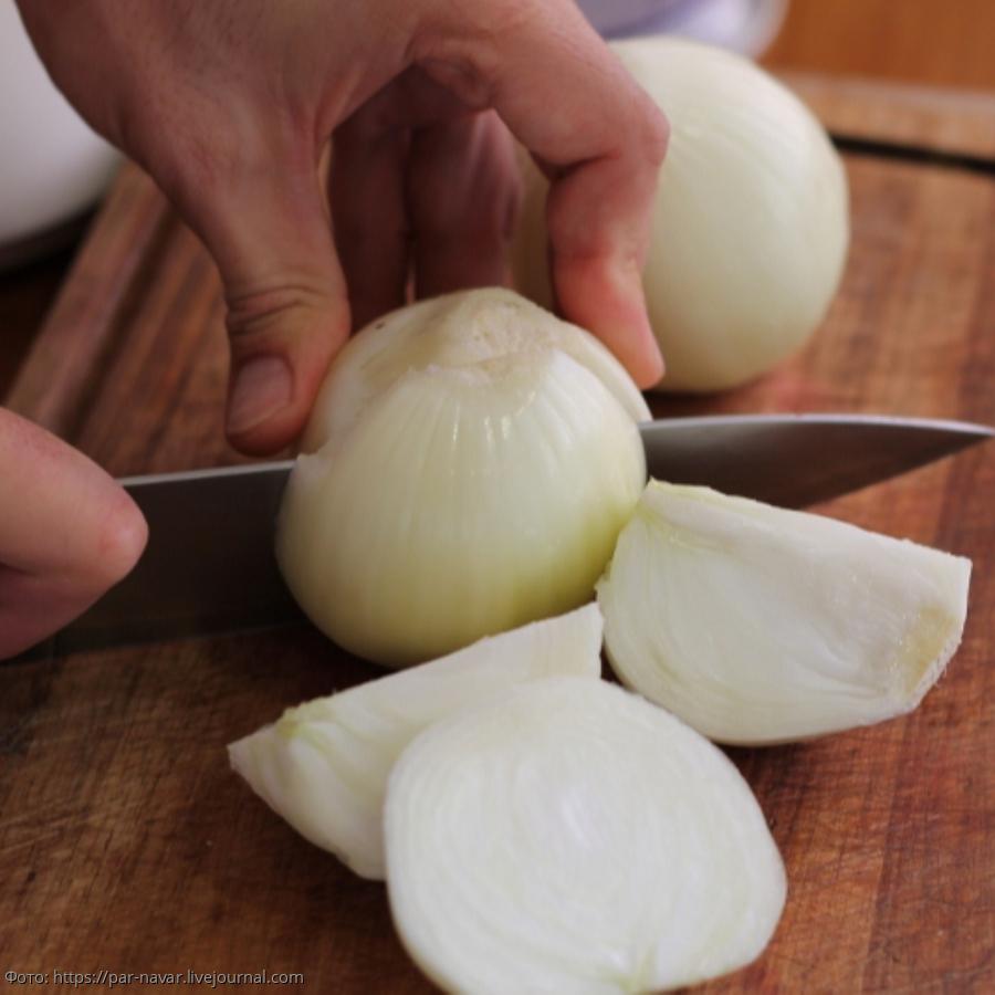 Лук репчатый. Можно ли мыть лук. Вареный лук в супе. Вареная луковица. Почистить лук.