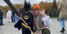 Баба Яга «сделала» Бэтмена на супергеройском забеге ViP в Москве