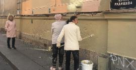 Коммунальщики закрасили знаменитую галерею уличного искусства в Санкт-Петербурге