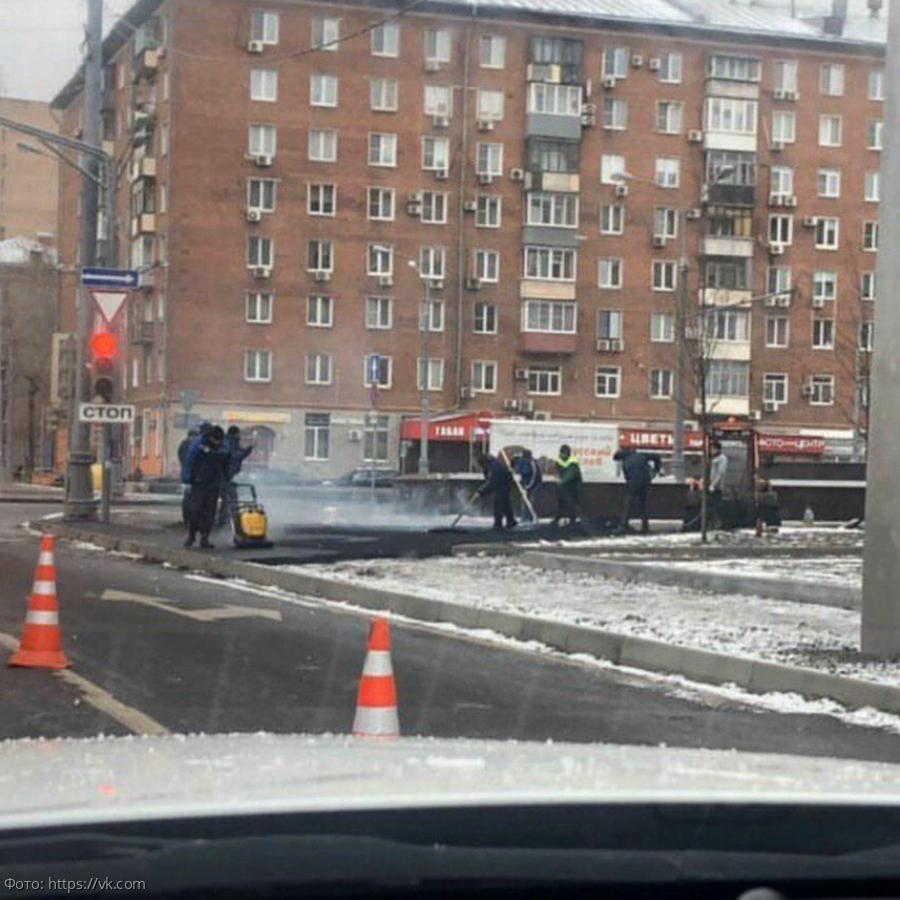 В Москве рабочие укладывают газон и асфальт прямо в снег