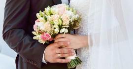 Как сэкономить на свадьбе: англичанка вышла замуж в платье, сшитом из кусков ткани