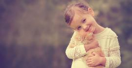 Маленькая дочь случайно раскрыла измену отца с помощью “обнимашек”