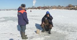 Рыбаки не выдержали и вышли на лед в Москве