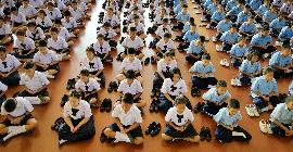 В Таиланде школьников наказывали за недостаточно громкое исполнение гимна