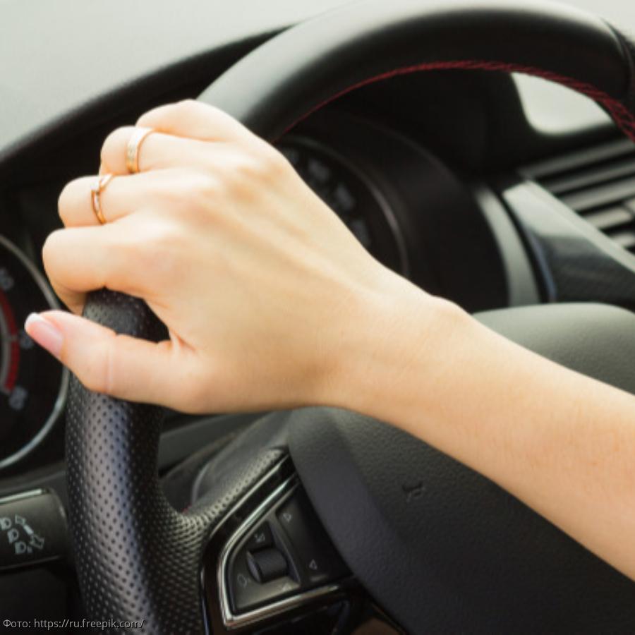 Женские руки на руле автомобиля