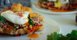 Круассан с яйцом: рецепт сытного и красивого французского завтрака
