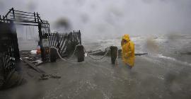 Тропический шторм Ханна к юго-востоку от Техаса с сильными дождями, внезапным наводнением ослабевает