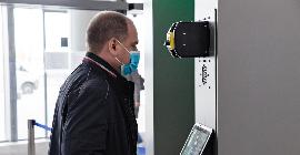 Пермский аэропорт измеряет температуру пассажиров на входе роботом отечественного производства