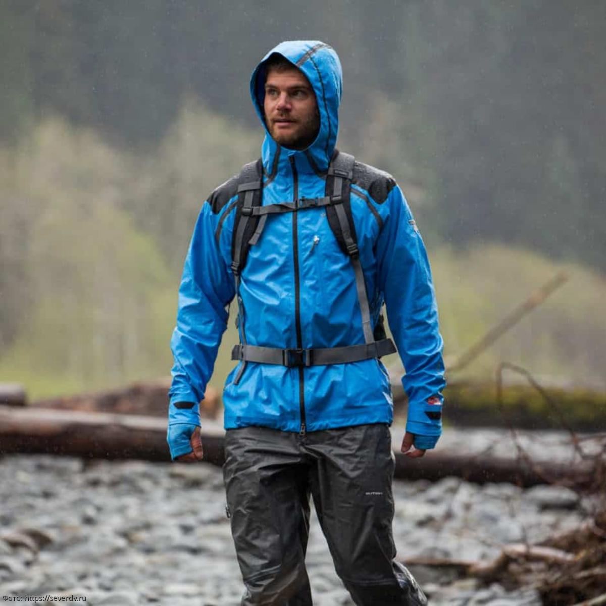 Outdoor одежда. ходьба в парке. путешественник на фоне гор. фотосессия в горах. кэш ми аутсайд.