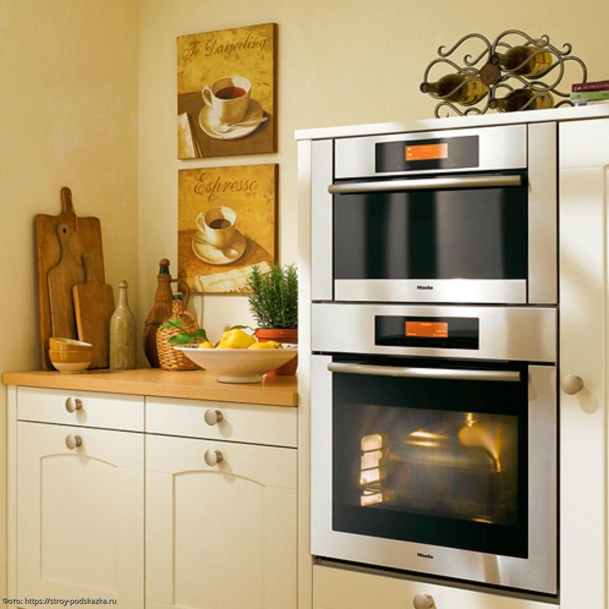 Встроенный духовой шкаф маленький. Встроенная микроволновка на кухне. Встроенная духовка и микроволновка в шкафу. Встраиваемая микроволновая печь и духовой шкаф. Встроенные духовые шкафы в кухню.