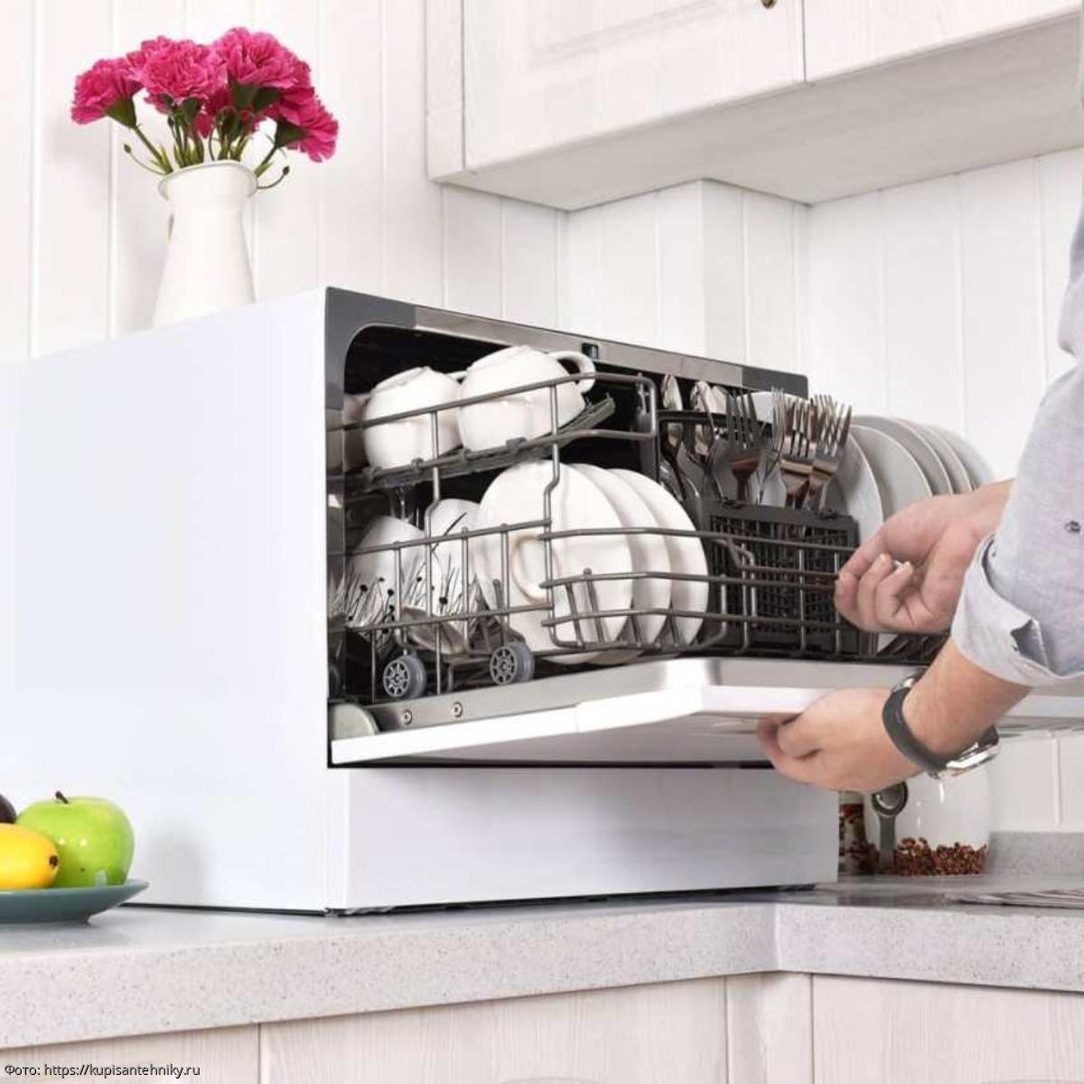 Сравнить посудомоечные машины. AEG Dishwasher. Встраимовая компактная посудомоечная машина. Посудомоечная машина (компактная) Hyundai dt305. Посудомоечные машины АЕГ В интерьере.