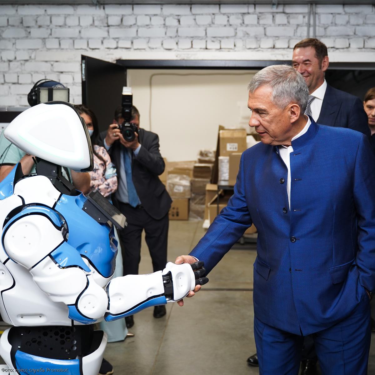 Президент Татарстана впервые встретился с пермским человекоподобным андроидом