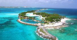 Тайна вековой давности: в море вокруг Багамских островов появились странные белые полосы