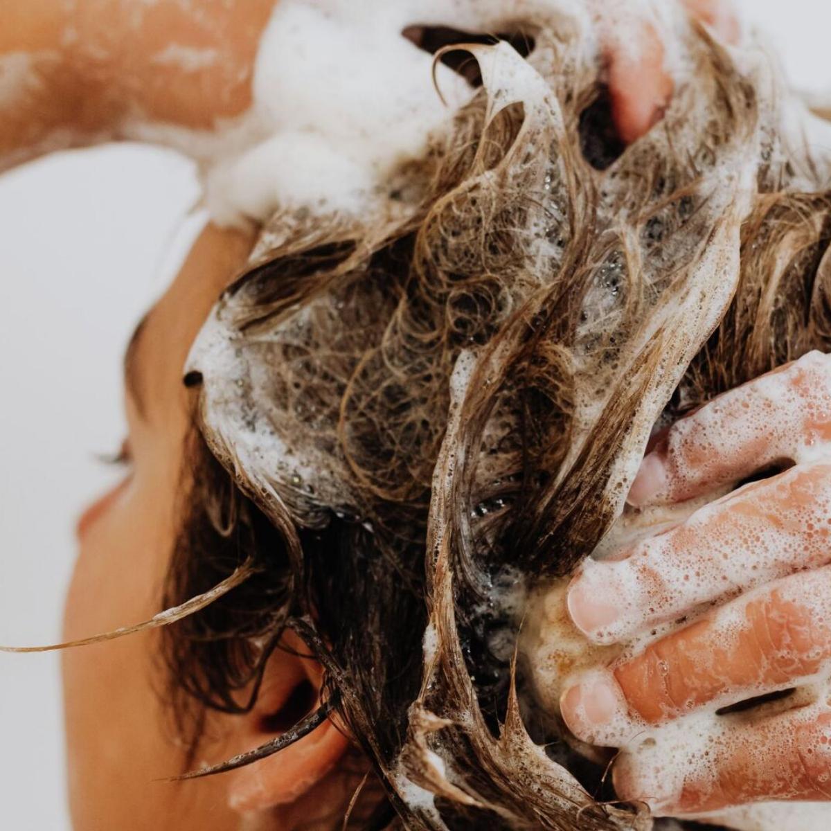 Мытье головы маслом. Реклама шампуня о перхоти. Как часто мыть голову. Девочка моется.
