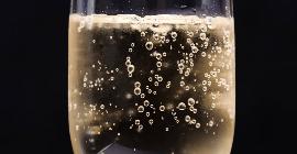Физики наконец-то разгадали тайну пузырьков в шампанском