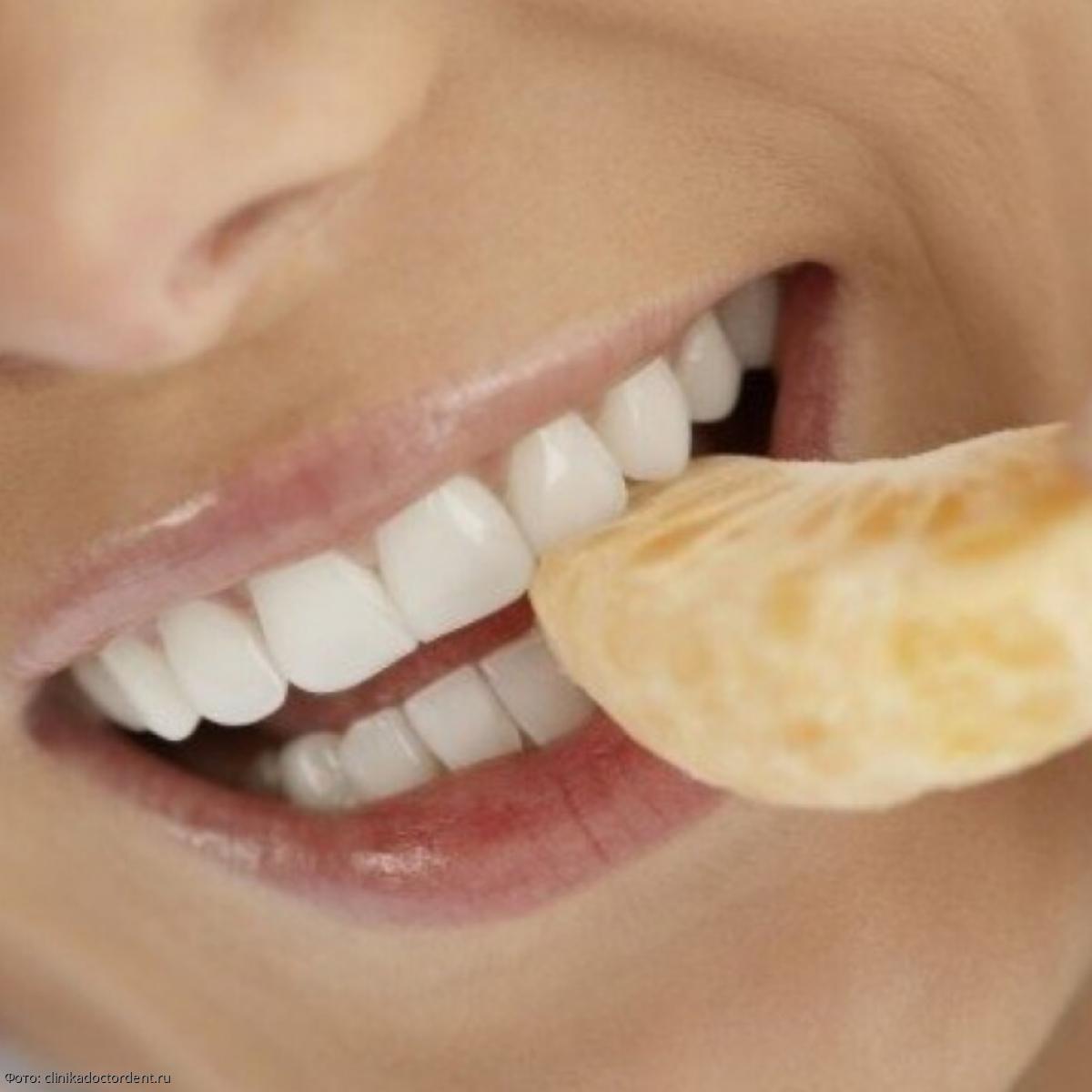 Привкус еды во рту причины. Сладости которые вредят зубам. Еда в зубах. Продукты которые вредят зубам. Сладкое и зубы.