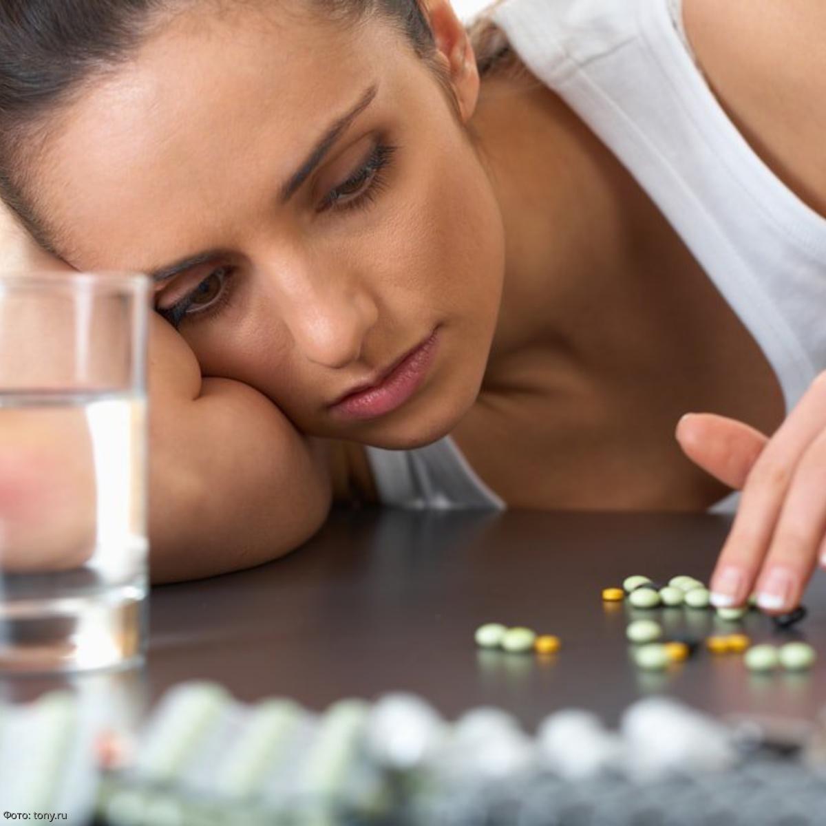 Польза антидепрессантов. Проблемы со здоровьем. Антидепрессанты девушка. Таблетки зависимость. Девушка пьет таблетки.