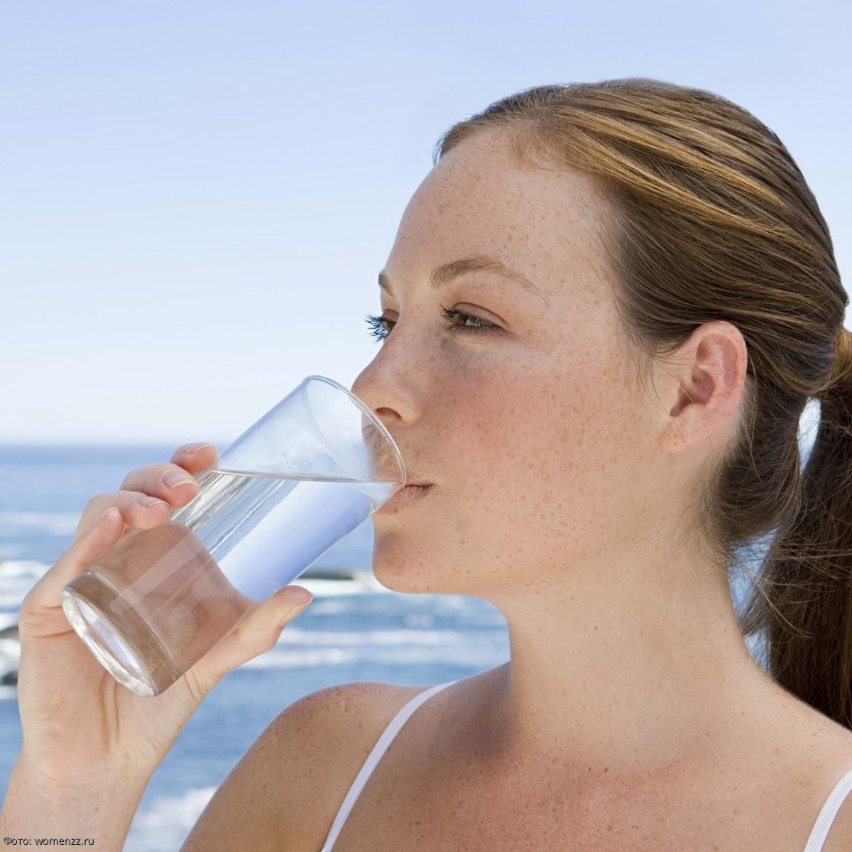 Питье воды. Девушка пьет воду. Человек пьет воду. Полезная вода.
