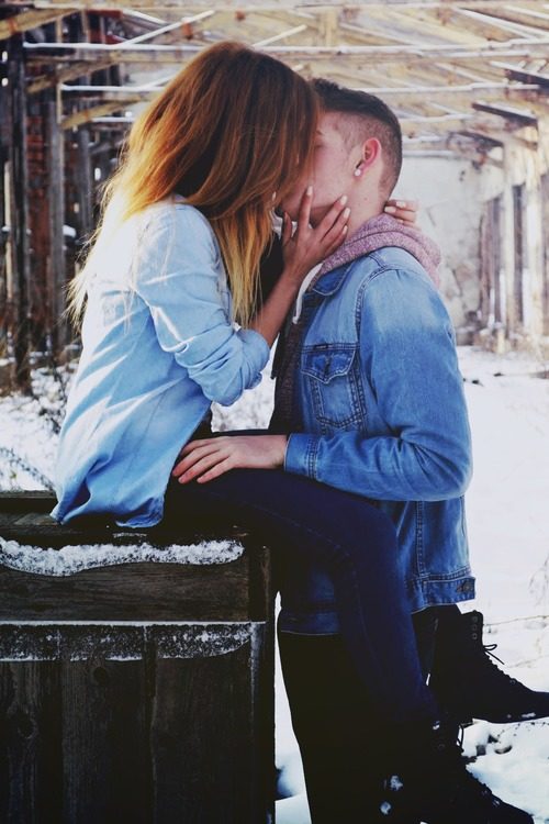 подросток целует девушку