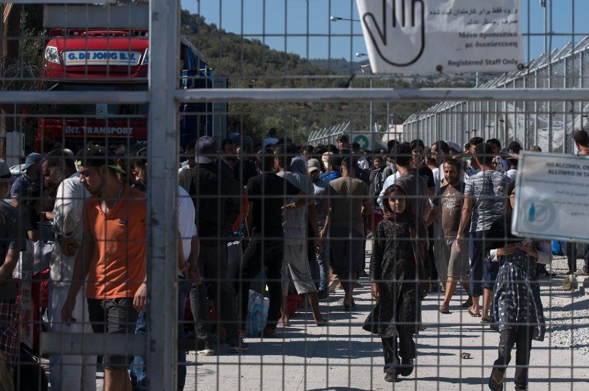беженцы и туристы в греции