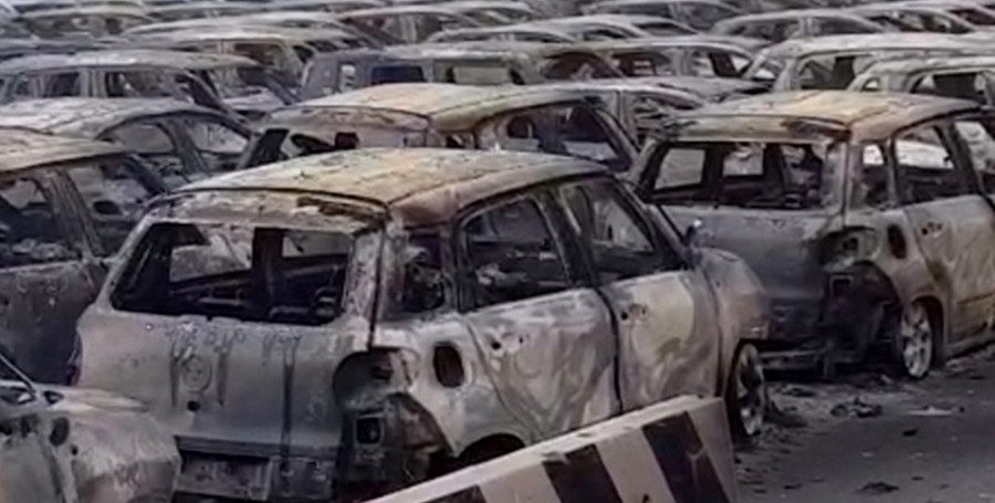 Сотни автомобилейi сгорели во время пожара